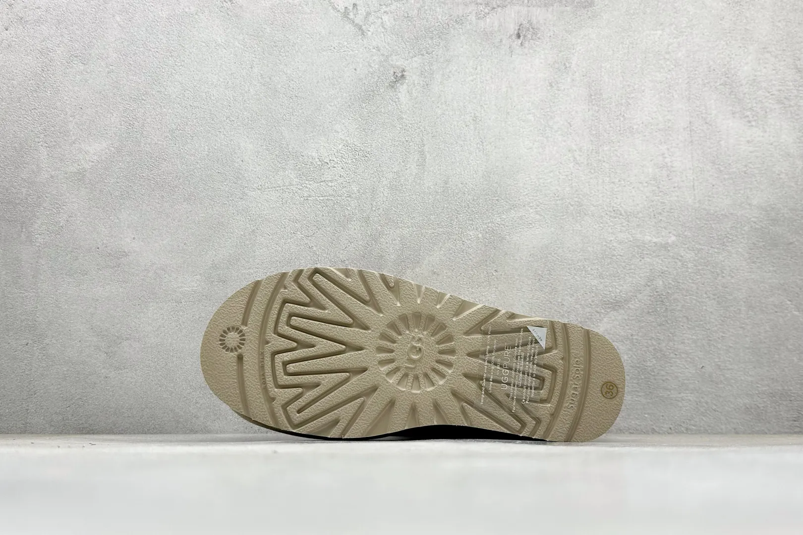 🐲💰 520 supports store placement. The top version on the market is UGG sheepskin snow boots. Mini thick-soled short-tube 5cm. Xiaohongshu’s hot model. Produced by a major foreign trade factory in Guangzhou. Genuine sheepskin from toe to insole. Independent outer box packaging. Chip. Waterproof technology. Different from any version on the market. 5cm thick sole. Independent original development of outsole. Cashmere insole. Keep warm in winter. It is a very suitable choice for home use. In the new year, uug launches a style series. Partly catered to the preferences of young consumers, it has also moved to the forefront of fashion trends. Shoe body material: water-repellent coated suede upper, 17 mm UGGPURE™ implanted wool insole, lightweight non-slip comfortable rubber outsole, brand LOGO trademark, complete package, item number: 1135092, size: 35 36 37 38 39 40